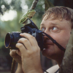 Frank Kardel - photographing a curious treefrog